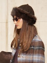 Marrón chocolate - Lipsy Faux Fur Trim Beanie - Imagen 2 de 4