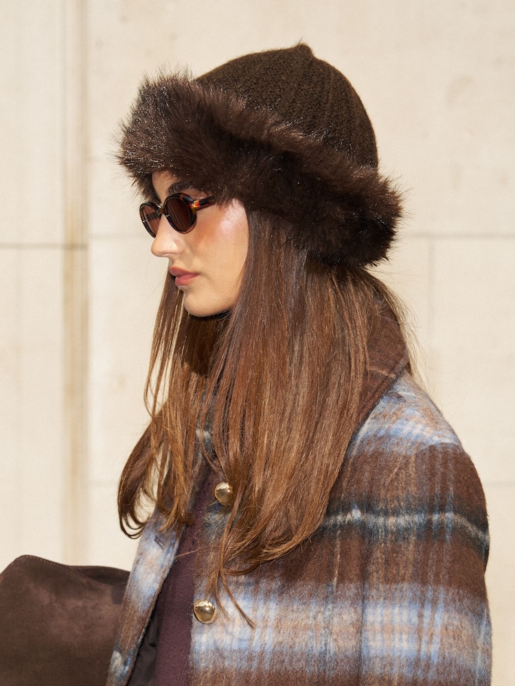 Marrón chocolate - Lipsy Faux Fur Trim Beanie - Imagen 2 de 4 Marrón chocolate - Lipsy Faux Fur Trim Beanie - Imagen 2 de 4