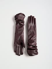 Rojo burdeos - Guantes largos fruncidos con aspecto de piel de Lipsy - Imagen 4 de 6
