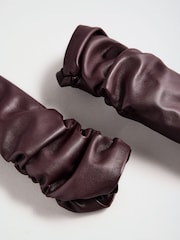 Rojo burdeos - Guantes largos fruncidos con aspecto de piel de Lipsy - Imagen 5 de 6