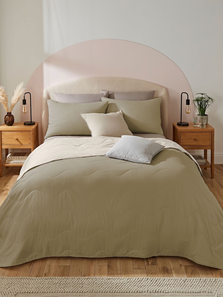 Silentnight Summer Breeze Seersucker Coverless Duvet - 2.5 Tog - Image 1 of 8 Silentnight Summer Breeze Seersucker Coverless Duvet - 2.5 Tog - Image 1 of 8