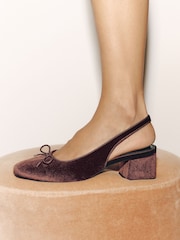 חום חלודה - Forever Comfort® Velvet Bow Slingback Block Heels - תמונה 5 מתוך 9