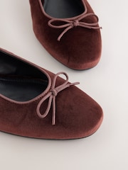 חום חלודה - Forever Comfort® Velvet Bow Slingback Block Heels - תמונה 8 מתוך 9