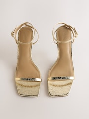 Gold - Forever Comfort® schlichte Sandalen mit eckiger Zehenpartie und Absatz - Bild 2 von 5