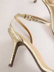 Gold - Forever Comfort® schlichte Sandalen mit eckiger Zehenpartie und Absatz - Bild 5 von 5