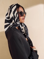 Imprimeu zebră - Friends Like These Multi-Way Satin Scarf - Imaginea 2 din 6