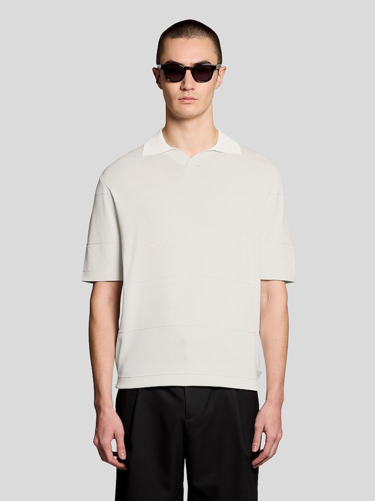 אפור - Lyle & Scott חולצת פולו סרוגה בדוגמת פסים בגוונים דומים - תמונה 1 מתוך 6