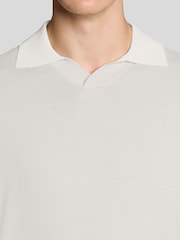 אפור - Lyle & Scott חולצת פולו סרוגה בדוגמת פסים בגוונים דומים - תמונה 4 מתוך 6