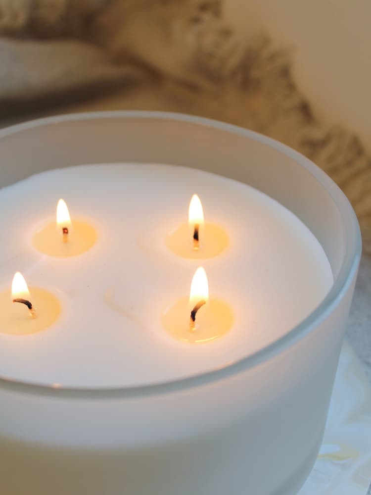 Made by Zen White Signature Scented Candle Fresh Linen - Image 5 of 5