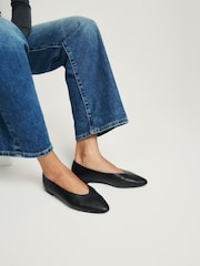 Itim na Balat - The Set Almond Toe Ballet Flats - Larawan 2 ng 5