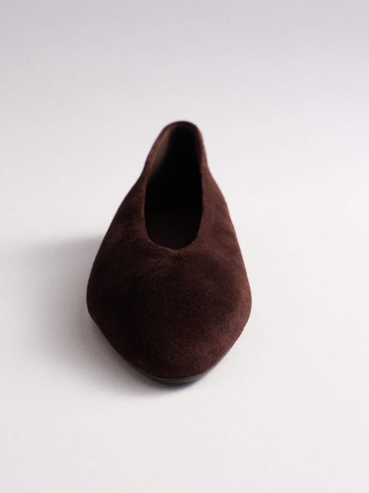 Chocolate Brown Suede - The Set Almond Toe Ballet Flats - Larawan 6 ng 6 Chocolate Brown Suede - The Set Almond Toe Ballet Flats - Larawan 6 ng 6