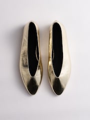 Gintong Balat - The Set Almond Toe Ballet Flats - Larawan 1 ng 6