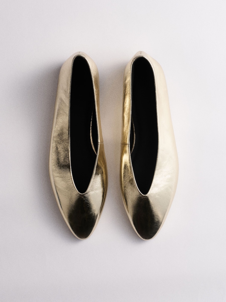 Gintong Balat - The Set Almond Toe Ballet Flats - Larawan 1 ng 6 Gintong Balat - The Set Almond Toe Ballet Flats - Larawan 1 ng 6
