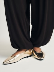 Gintong Balat - The Set Almond Toe Ballet Flats - Larawan 2 ng 6