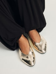 Gintong Balat - The Set Almond Toe Ballet Flats - Larawan 3 ng 6
