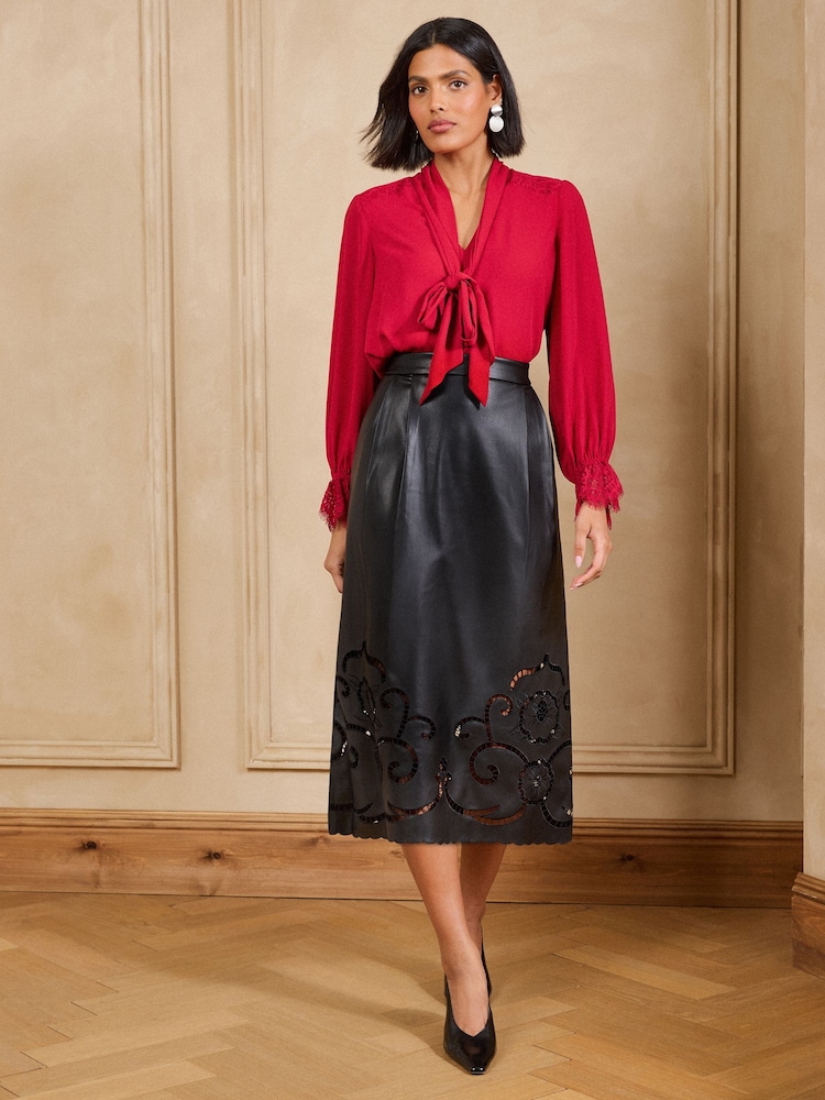 Love & Roses Faux Leather Cutwork Hem Full Circle Midi Skirt - Imagen 2 de 5