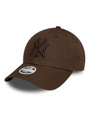 New Era Brown League Essential 9Forty New York Yankees Cap - Image 3 of 7