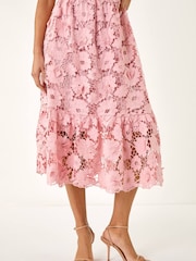 فستان كروشيه مزيّن بدانتيل من Roman - Image 2 of 5