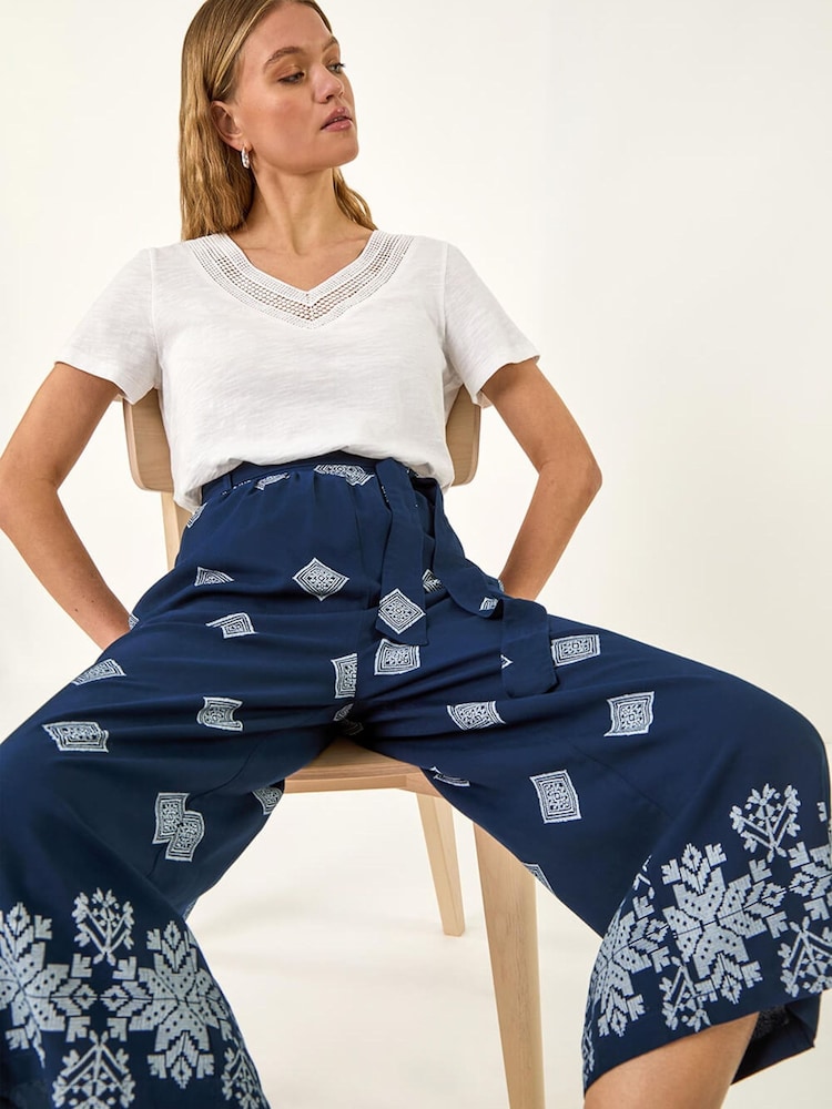 Roman Border Print Belted Trousers - Imagen 1 de 5