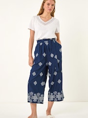 Roman Border Print Belted Trousers - Imagen 2 de 5