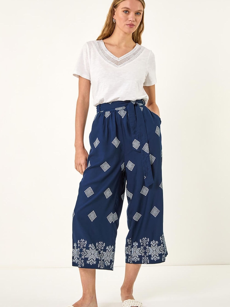 Roman Border Print Belted Trousers - Imagen 2 de 5