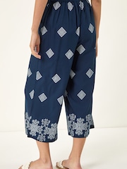 Roman Border Print Belted Trousers - Imagen 3 de 5