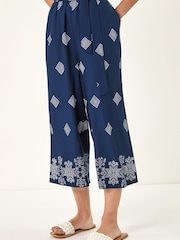 Roman Border Print Belted Trousers - Imagen 4 de 5