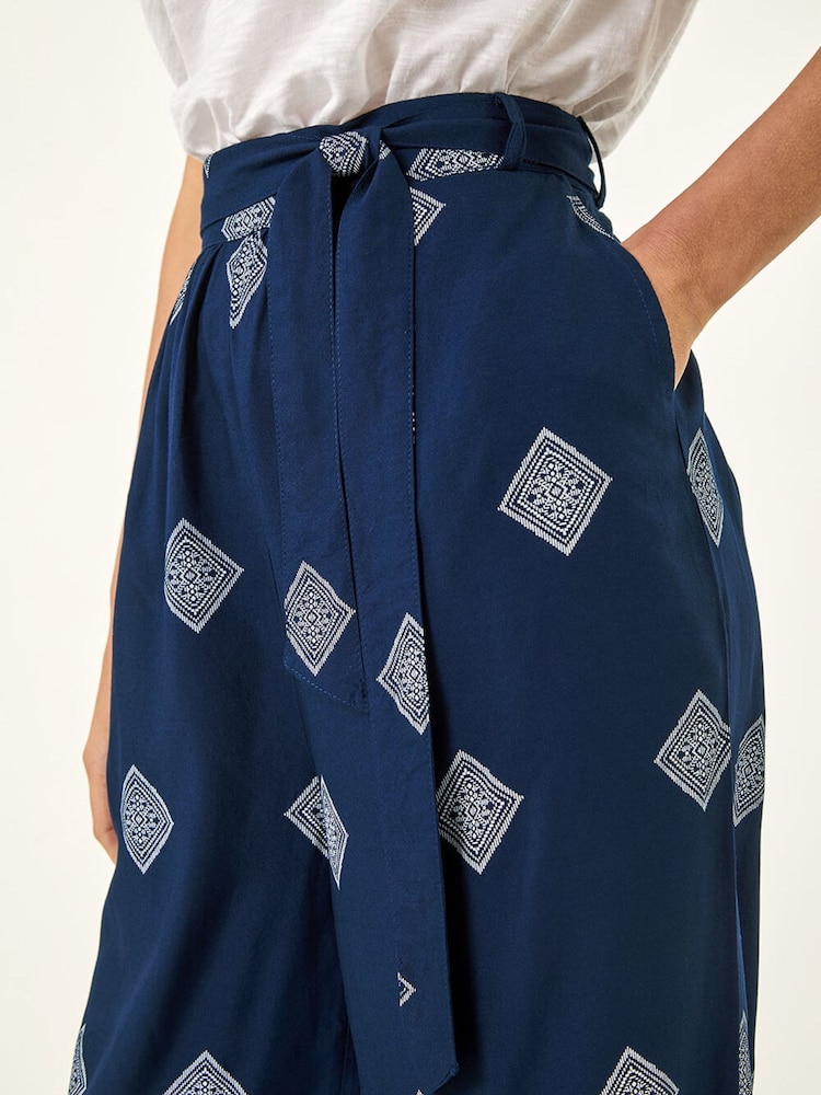 Roman Border Print Belted Trousers - Imagen 5 de 5