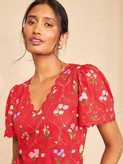 Estampado floral en rojo - Camiseta con diseño festoneado de Love & Roses - Imagen 2 de 4