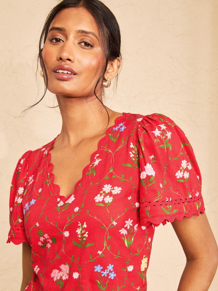 Estampado floral en rojo - Camiseta con diseño festoneado de Love & Roses - Imagen 2 de 4