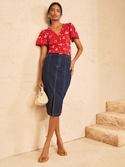 Estampado floral en rojo - Camiseta con diseño festoneado de Love & Roses - Imagen 3 de 4