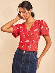 Estampado floral en rojo - Camiseta con diseño festoneado de Love & Roses - Imagen 4 de 4