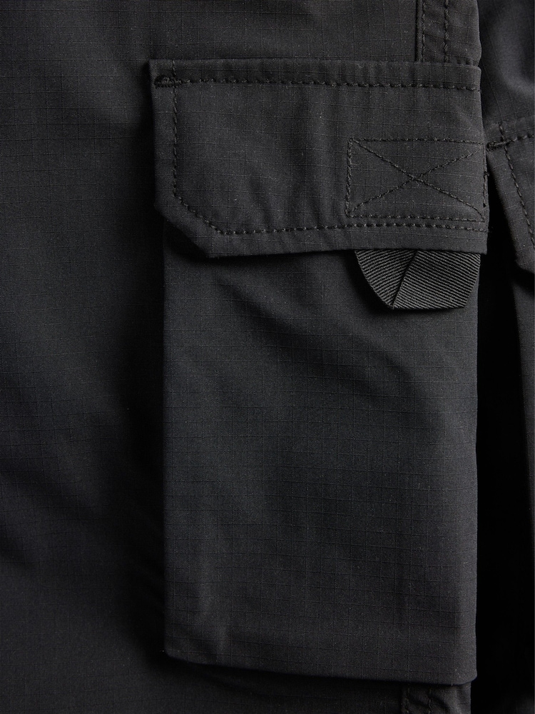JACK & JONES JUNIOR Black Tech Cargo Jogger Shorts - Image 5 of 5 JACK & JONES JUNIOR Black Tech Cargo Jogger Shorts - Image 5 of 5