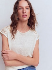 Boden Tara Cutwork Linen T-Shirt - תמונה 4 מתוך 7