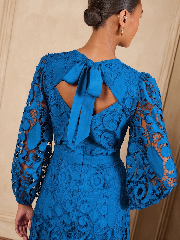 Azul cobalto - Vestido a media pierna de encaje y manga larga de Love & Roses - Imagen 2 de 6 Azul cobalto - Vestido a media pierna de encaje y manga larga de Love & Roses - Imagen 2 de 6