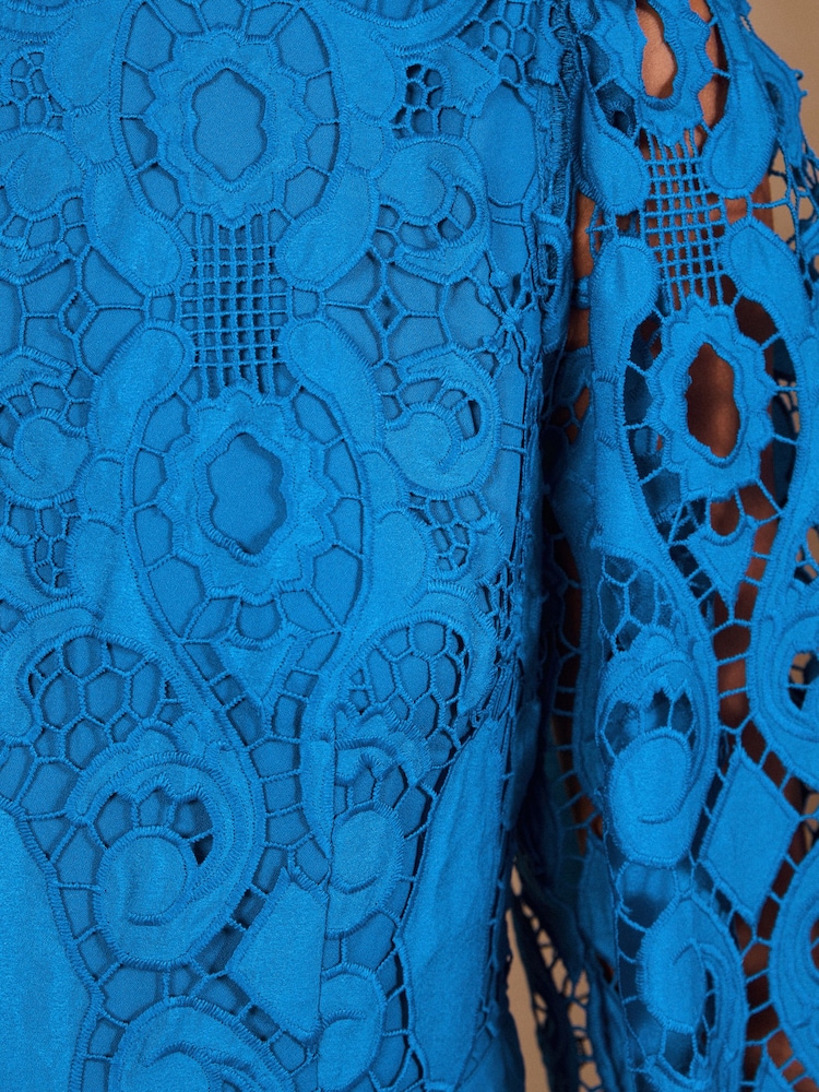 Azul cobalto - Vestido a media pierna de encaje y manga larga de Love & Roses - Imagen 6 de 6 Azul cobalto - Vestido a media pierna de encaje y manga larga de Love & Roses - Imagen 6 de 6