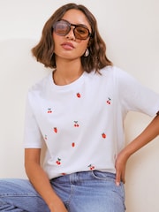 White Cherry and Strawberry Embroidered - Friends Like These图案T恤 - 5的图像1｝