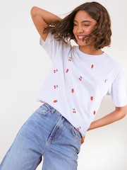 White Cherry and Strawberry Embroidered - Friends Like These图案T恤 - 5的图像4｝