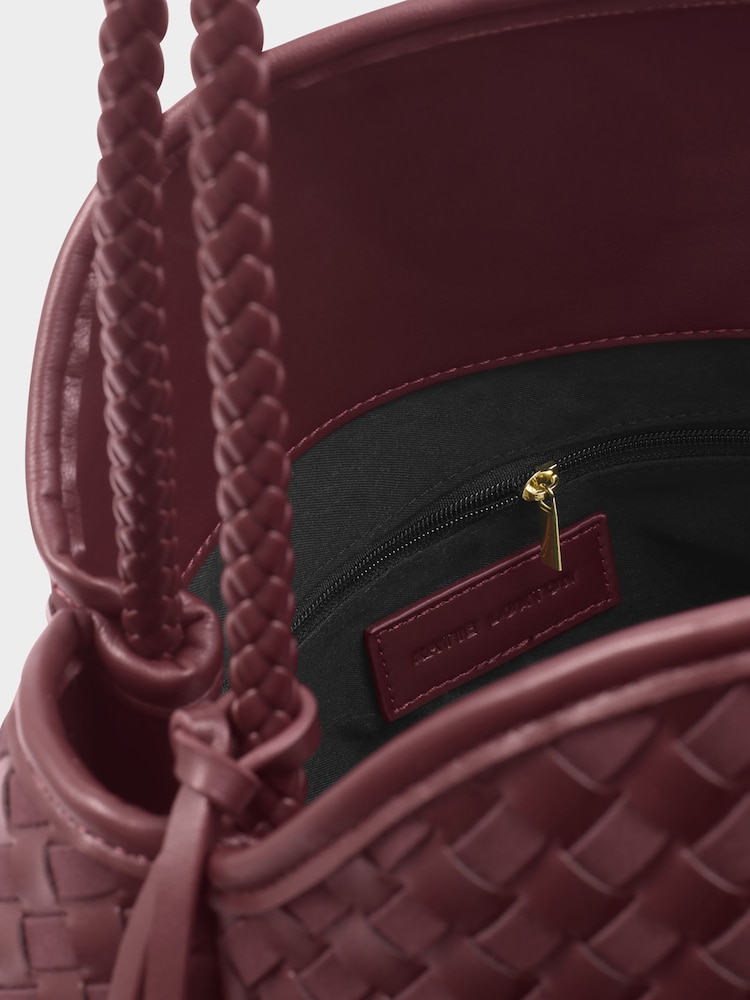 Rouge bordeaux - Katie Loxton grand sac bandoulière tissé à la main Nova - Image 6 de 6 Rouge bordeaux - Katie Loxton grand sac bandoulière tissé à la main Nova - Image 6 de 6