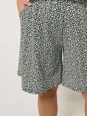 Yours Curve Black Ditsy Print Jersey Shorts - Image 4 of 5