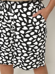 Yours Curve Black Heart Print Jersey Shorts - Image 4 of 5