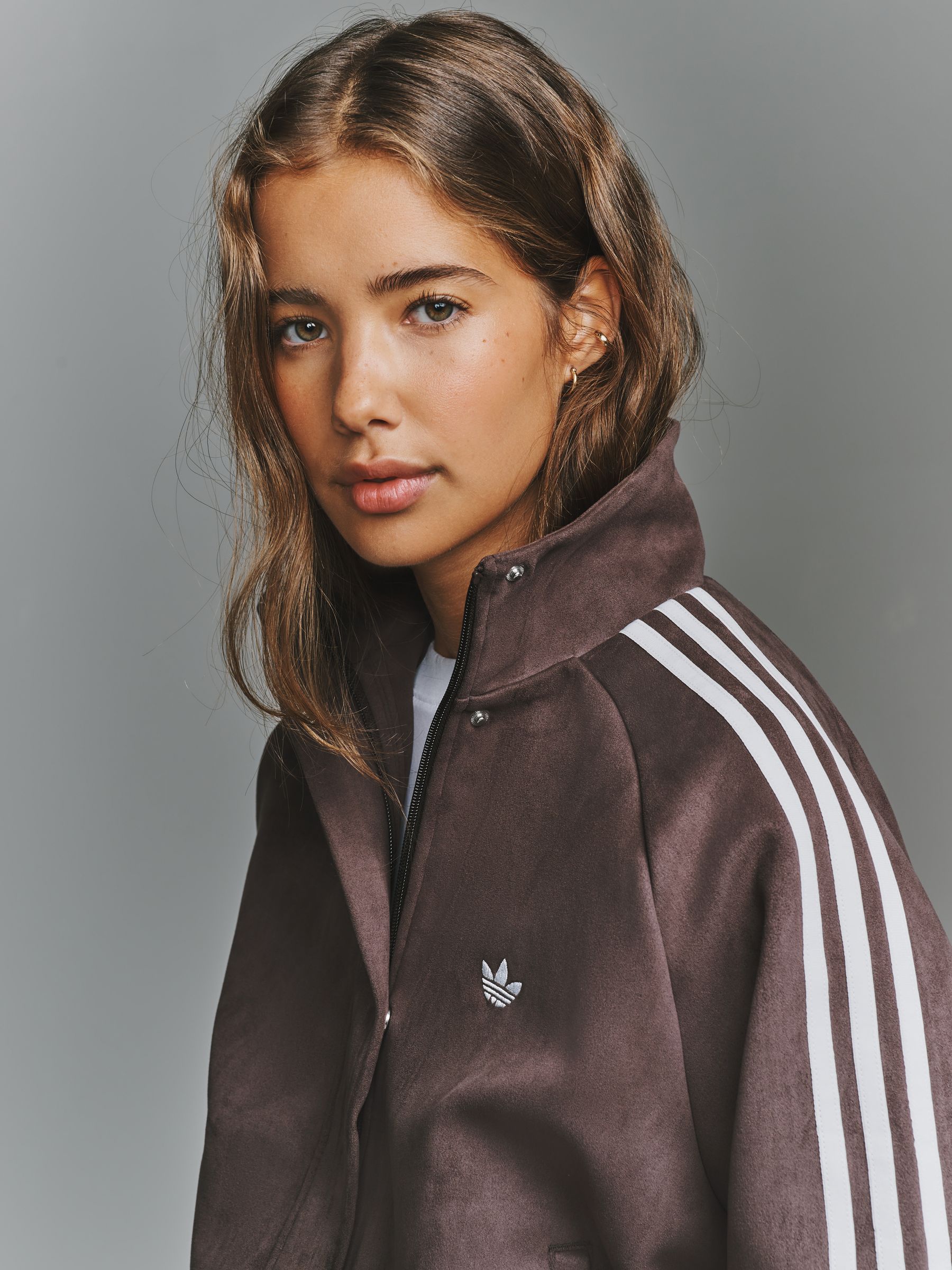 Next：日本 ブラウン - adidas Originals Funnel Neck Faux Suede
