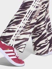 بني - جينز دنيم واسع الأرجل بنقشة حمار وحشي من adidas Originals - صورة 5 من 6
