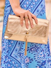 حقيبة يد صغيرة من Sosandar بتفصيل شرّابة معدنية مع سلسلة كتف - Image 1 of 4