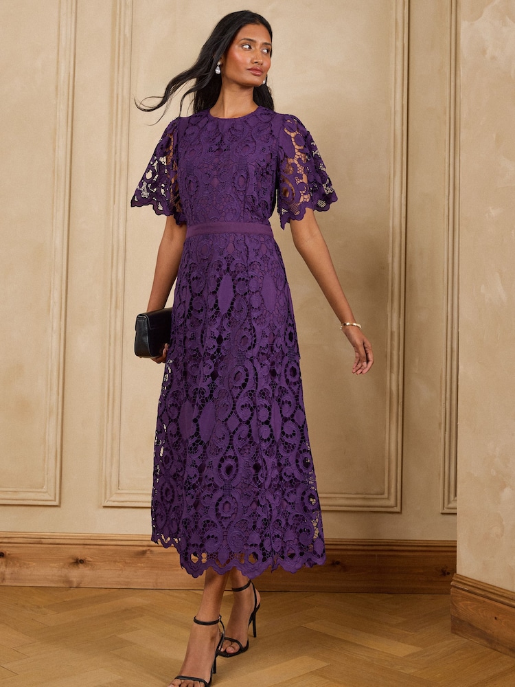 Violett - Love & Roses Midikleid mit Spitzen-Flügelärmeln - Bild 1 von 5 Violett - Love & Roses Midikleid mit Spitzen-Flügelärmeln - Bild 1 von 5