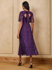 Violett - Love & Roses Midikleid mit Spitzen-Flügelärmeln - Bild 5 von 5