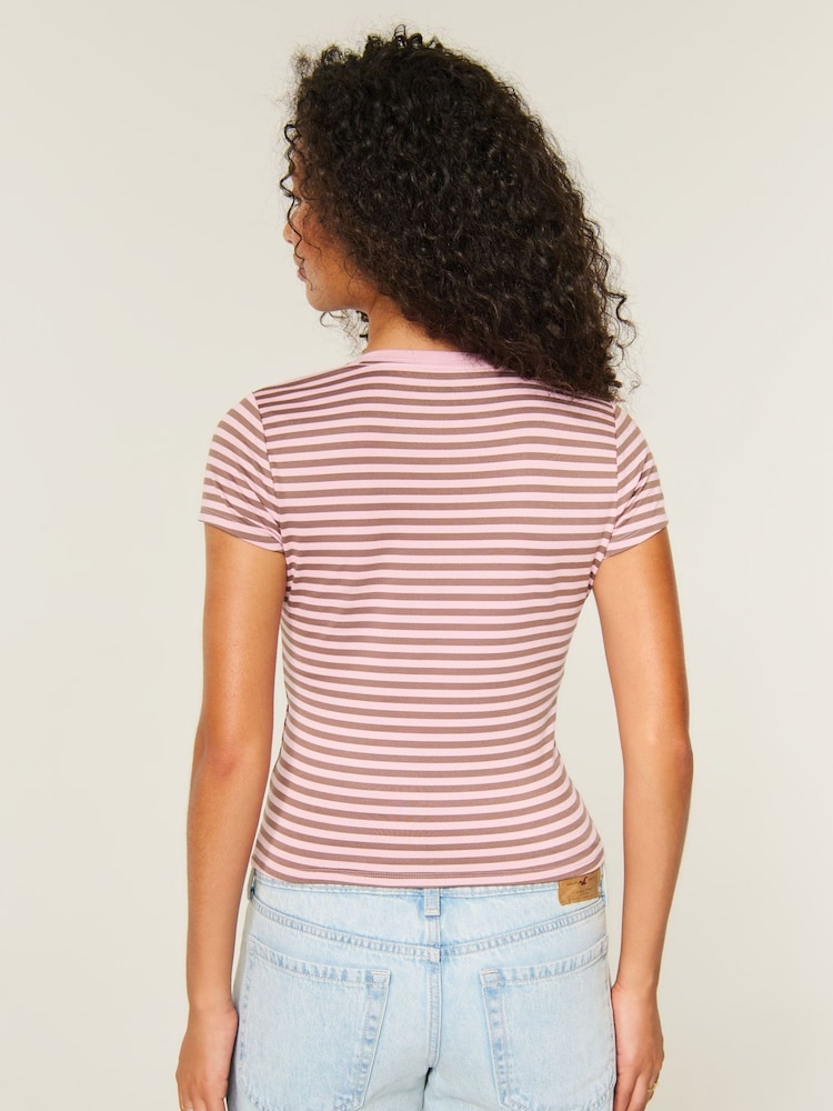 Camiseta de manga corta de cuello redondo con rayas rosas Hollister - Imagen 2 de 3
