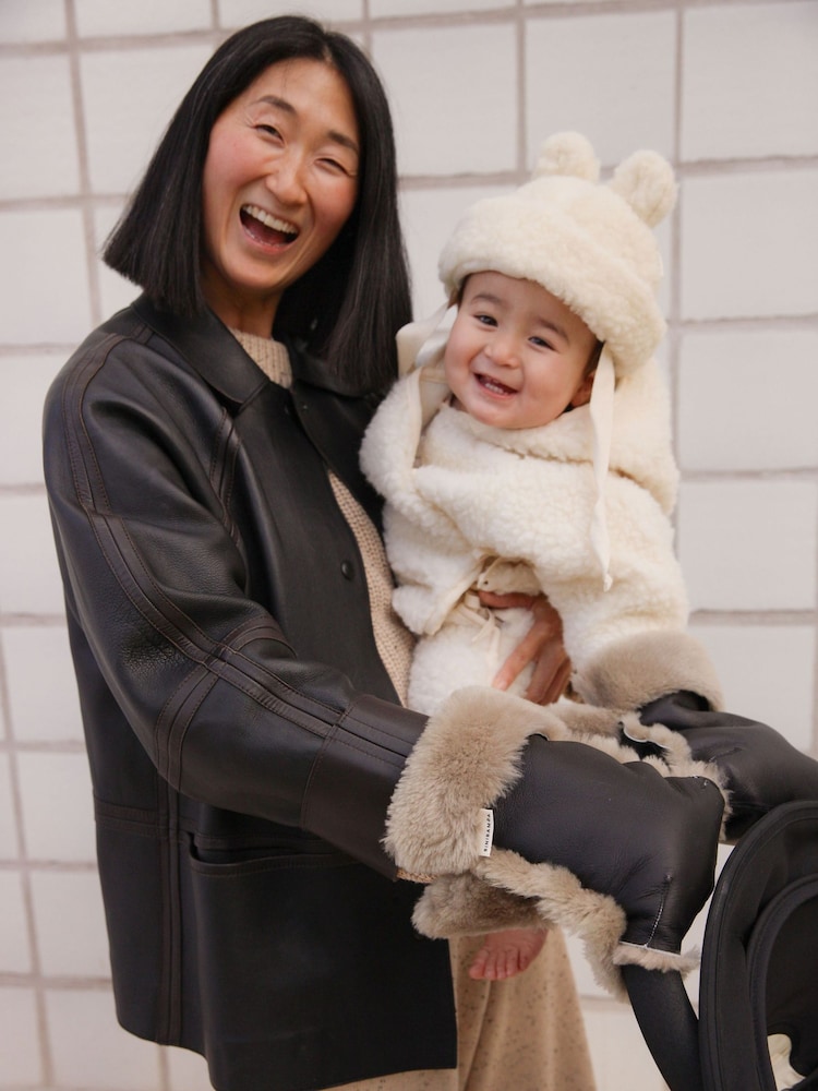 BINIBAMBA Toast Sheepskin Buggy Mitts - Image 4 of 4 BINIBAMBA Toast Sheepskin Buggy Mitts - Image 4 of 4