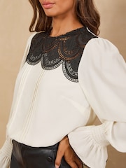 Love & Roses Lace Front Long Sleeve Blouse - Imagen 2 de 4