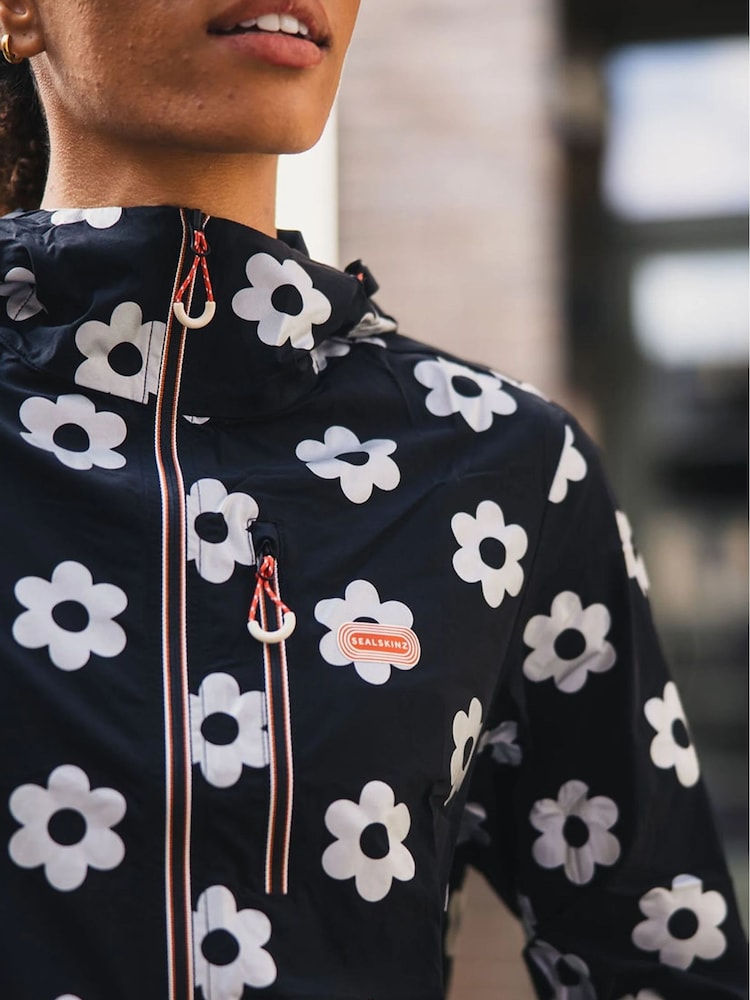 Sealskinz Black Eaton Water Repellent Printed Running Jacket - Image 2 of 6